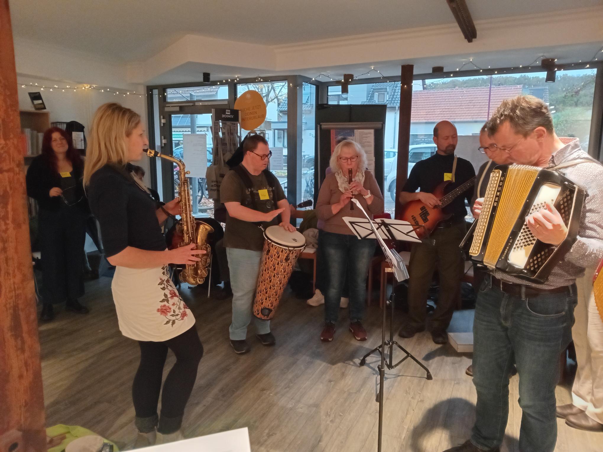 Das Foto zeigt Personen die musizieren