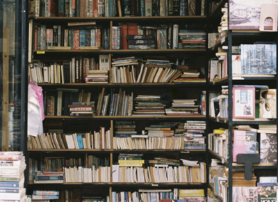 Das Foto zeigt eine Bücherwand.