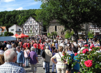 Man sieht auf dem Bild viele Menschen bei gutem Wetter durch Kaufungen schlendern