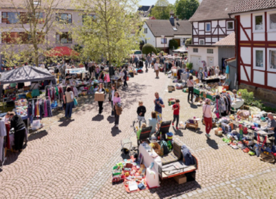 Das Bild zeigt den Brauplatz mit Flohmarktständen