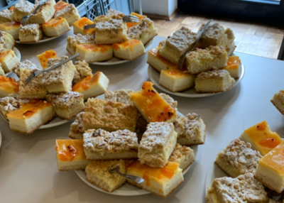 Auf dem Bild sind Teller mit diversen Kuchenstücken abgebildet
