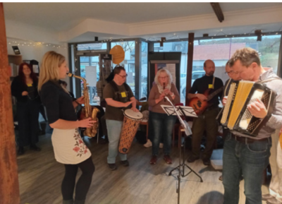 Das Bild zeigt Musiker beim jammen