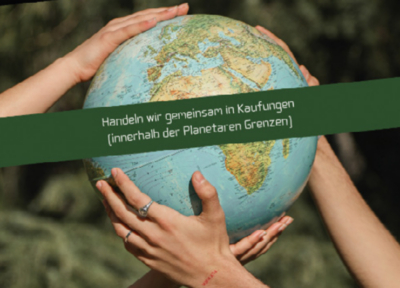 Das Bild zeigt eine Weltkugel, die von Händen gehalten wird.