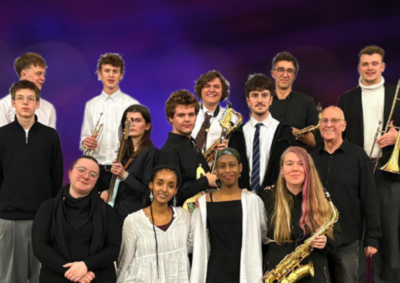 Das Bild zeigt viele Musiker:innen