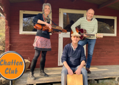 Das Bild zeigt die Band: eine Frau und zwei Männer mit Instrumenten.